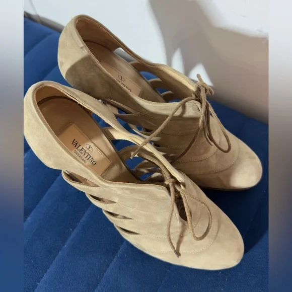 Valentino Vintage Tan Suede Cutout Accent d’Orsay Pump Heels, 6.5 - Picture 6 of 7